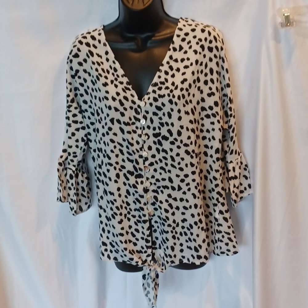 KANCYSTORE TOP WITH TIE FRONT:BLACK/WHITE ANIMAL PRINT SZ M FLUTTER SLEEVES